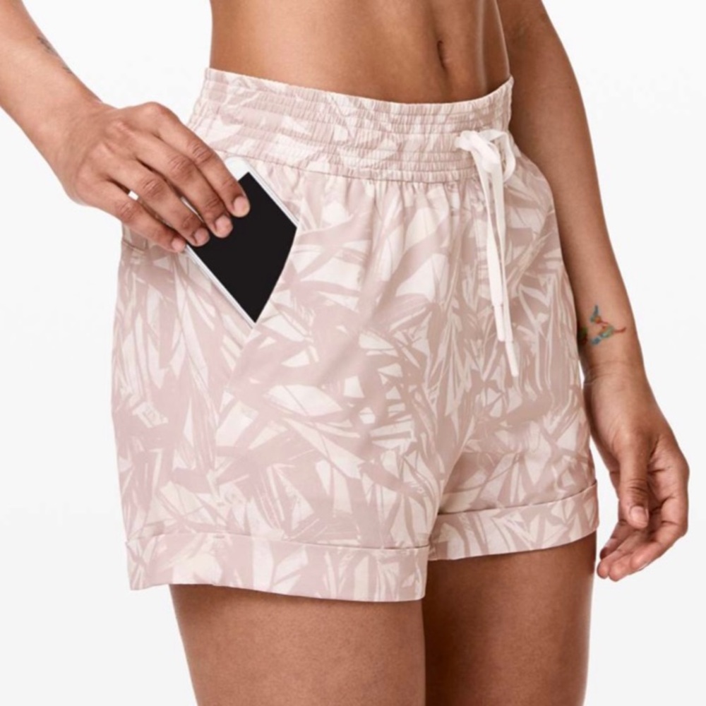 LULULEMON SPRING BREAK AWAY SHORTS